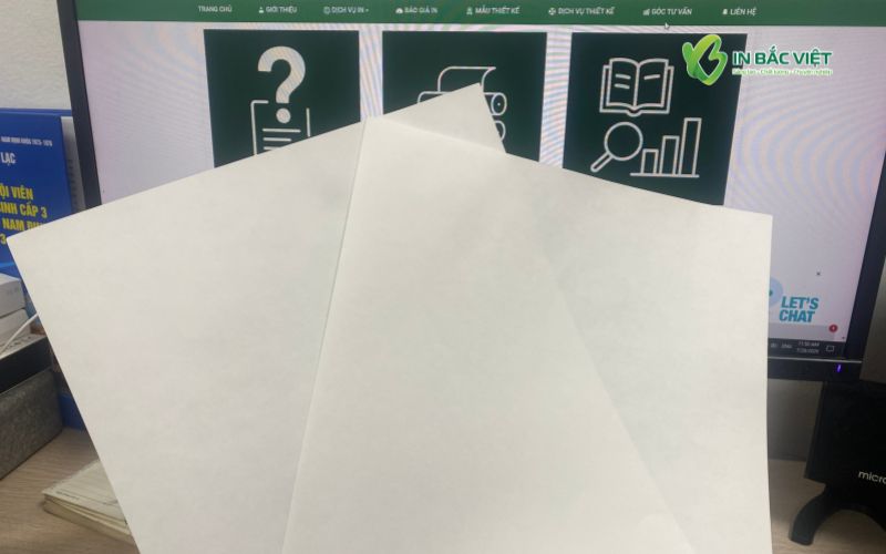 Màu in trên giấy ngà thường có xu hướng trầm và tối hơn so với giấy trắng