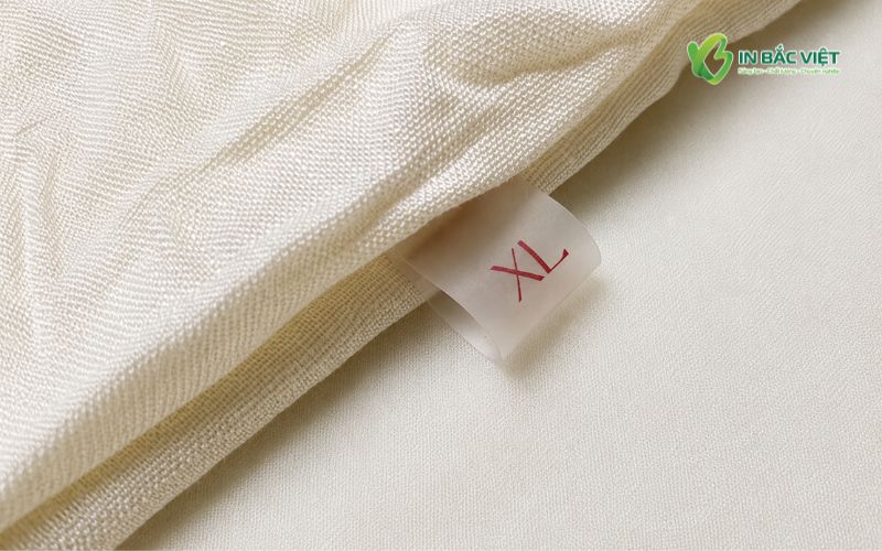 Mẫu mác size quần áo XL in trên chất liệu nhựa TPU trong suốt