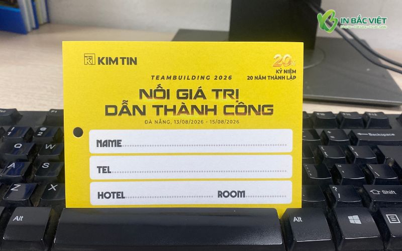 Cận cảnh mẫu tag treo vali du lịch công ty in đồng bộ cho đoàn teambuilding