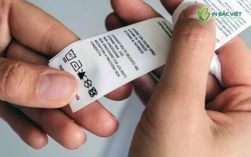 Mác vải giấy dai in tiếng Anh cho hàng may mặc