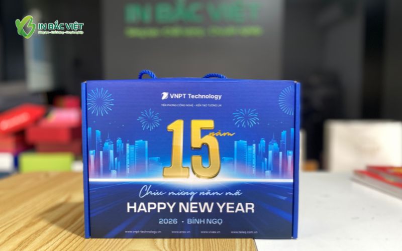 Hộp giấy carton có quai xách đựng lịch Tết in theo yêu cầu cho doanh nghiệp