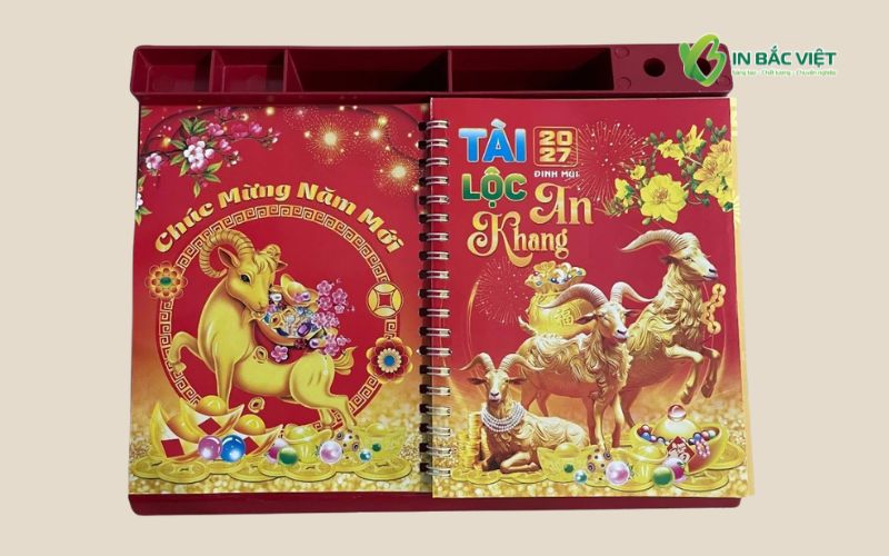 Lịch bàn đế nhựa thiết kế khe cắm bút và khay đựng vật dụng tiện dụng