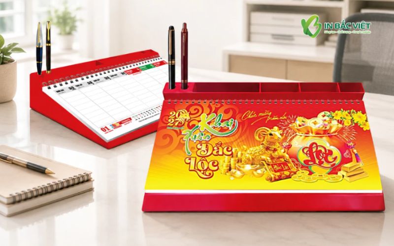Mẫu lịch bàn đế nhựa đỏ 52 tuần có phần ghi chú công việc