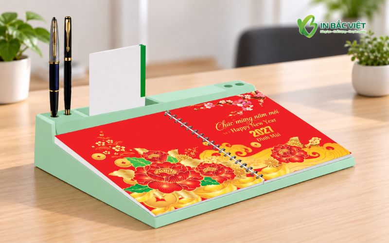 Mẫu lịch bàn đế nhựa xanh lò xo giữa tích hợp khay đựng vật dụng văn phòng